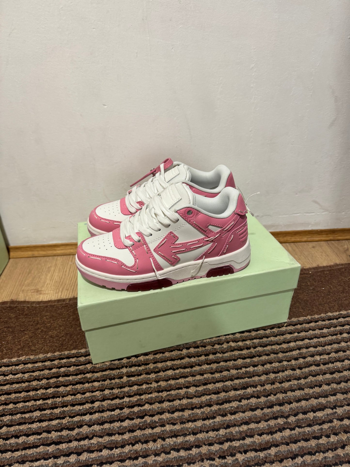 Off White Out of Office Broj 37(Odmah dostupno)