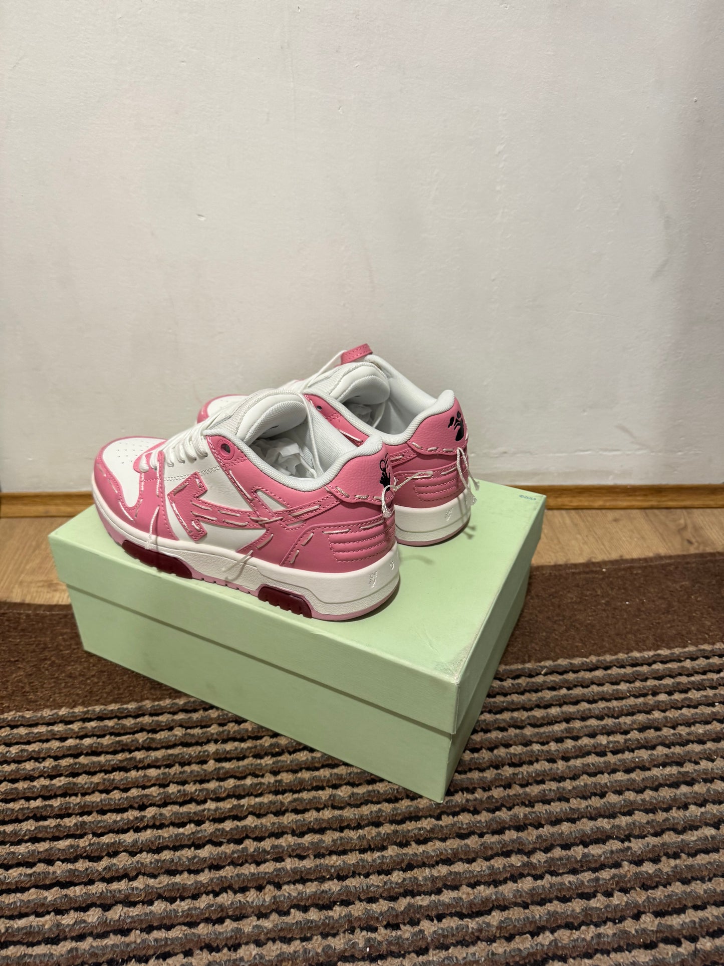Off White Out of Office Broj 37(Odmah dostupno)