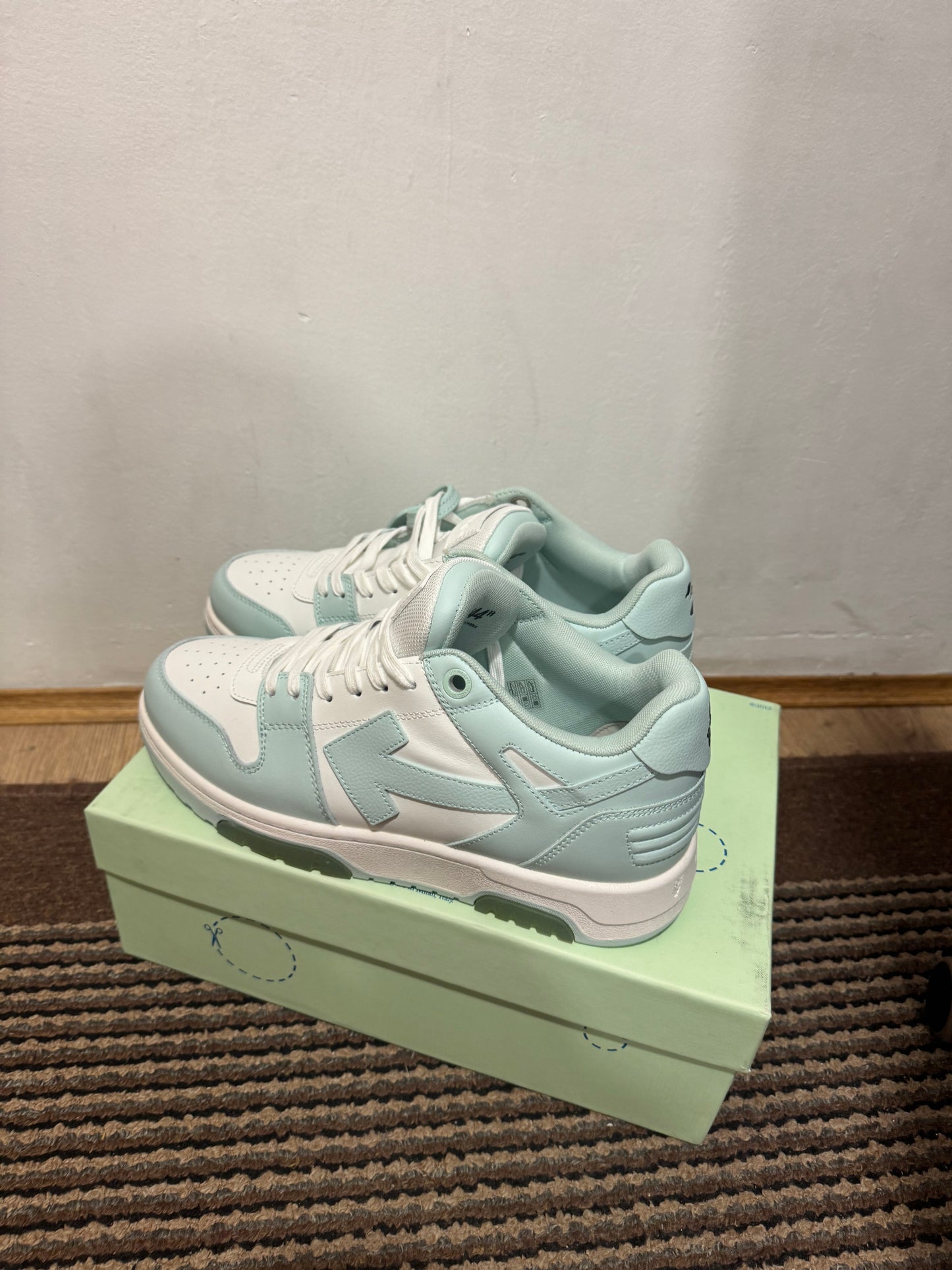 Off White Out of Office Broj 44(Odmah dostupno)