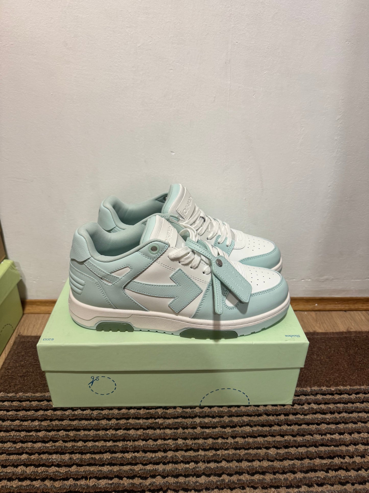 Off White Out of Office Broj 44(Odmah dostupno)