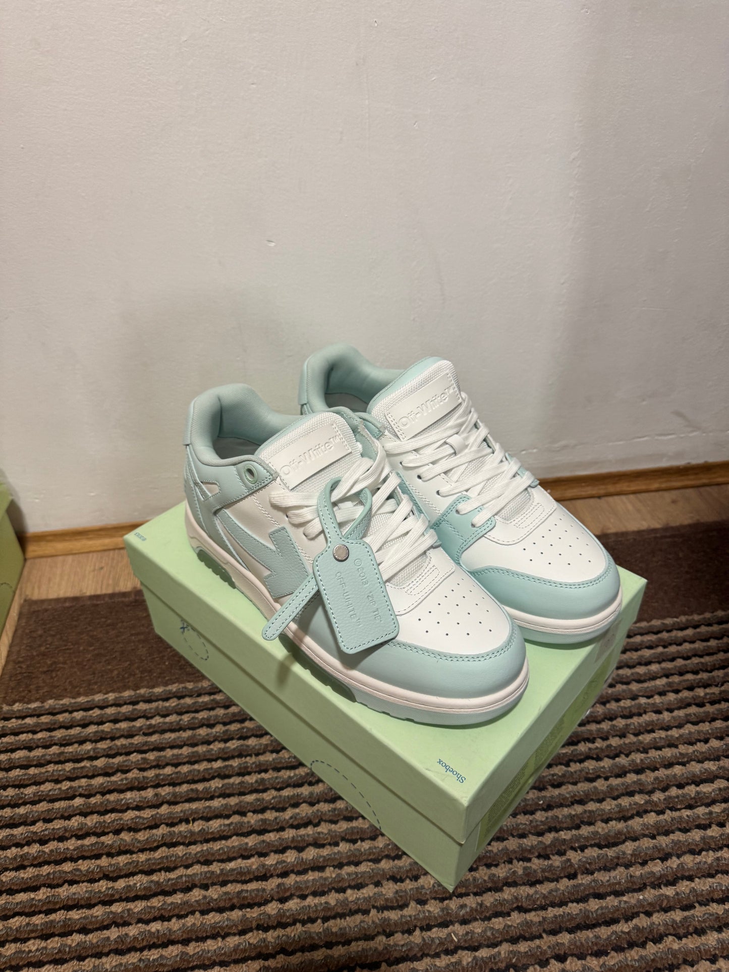Off White Out of Office Broj 44(Odmah dostupno)