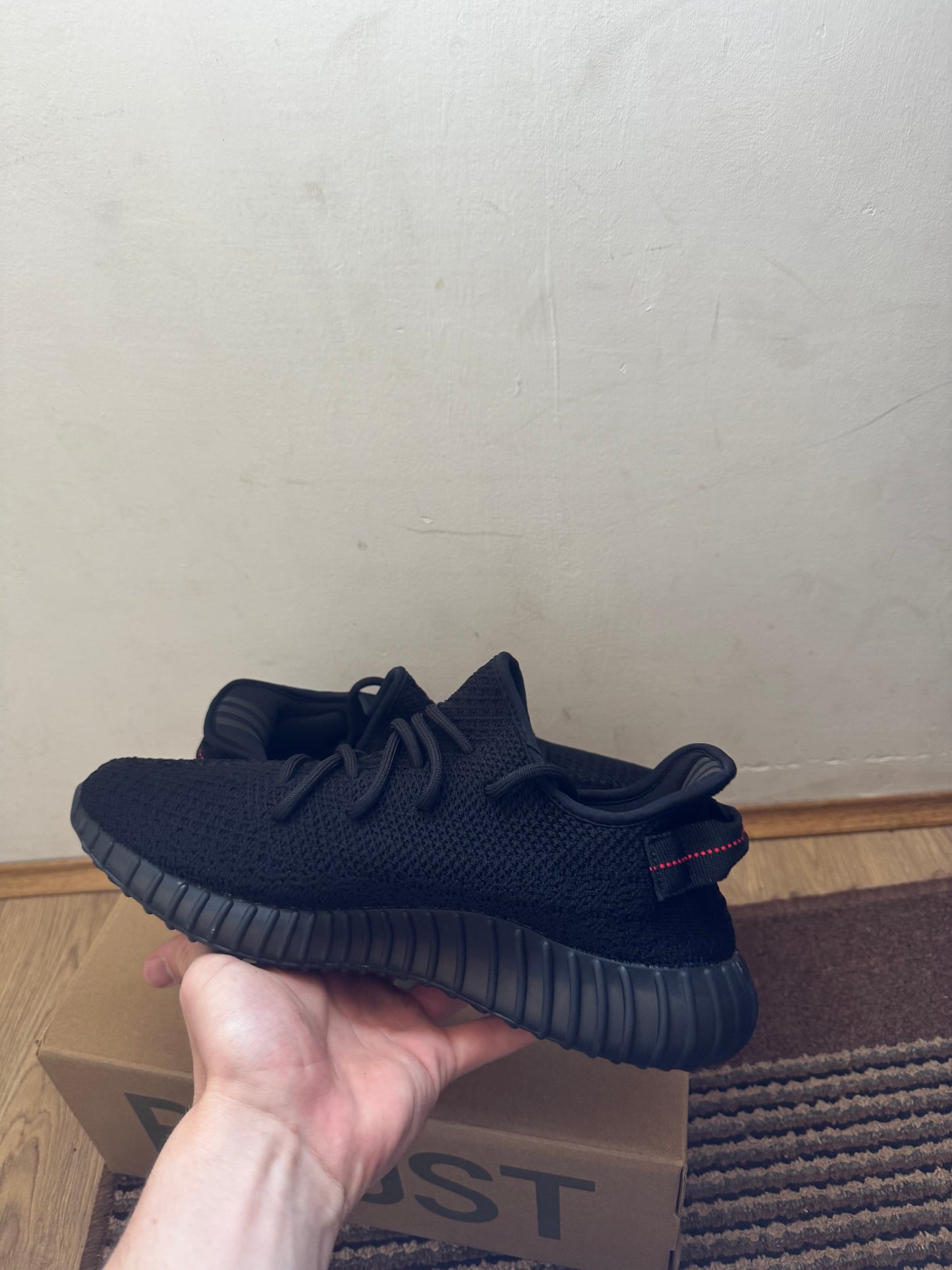 Yeezy 350 Bred Broj 44 (Odmah Dostupno)