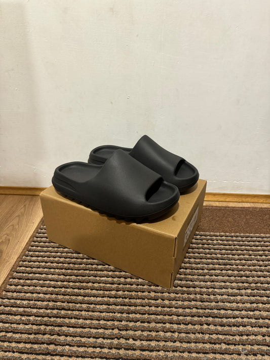 Yeezy Slide Onyx Broj 44 1/2 (Odmah dostupno)