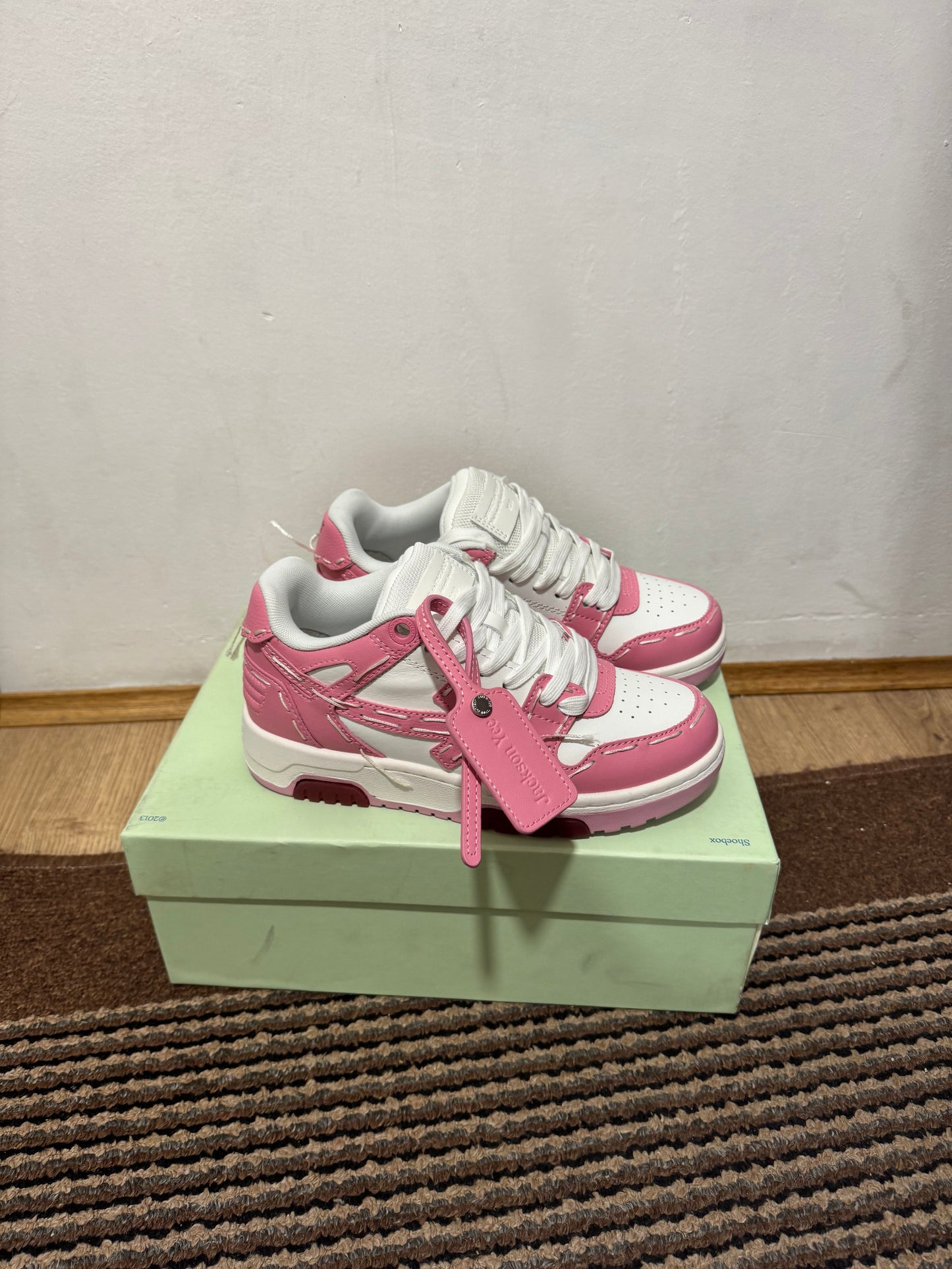 Off White Out of Office Broj 37(Odmah dostupno)