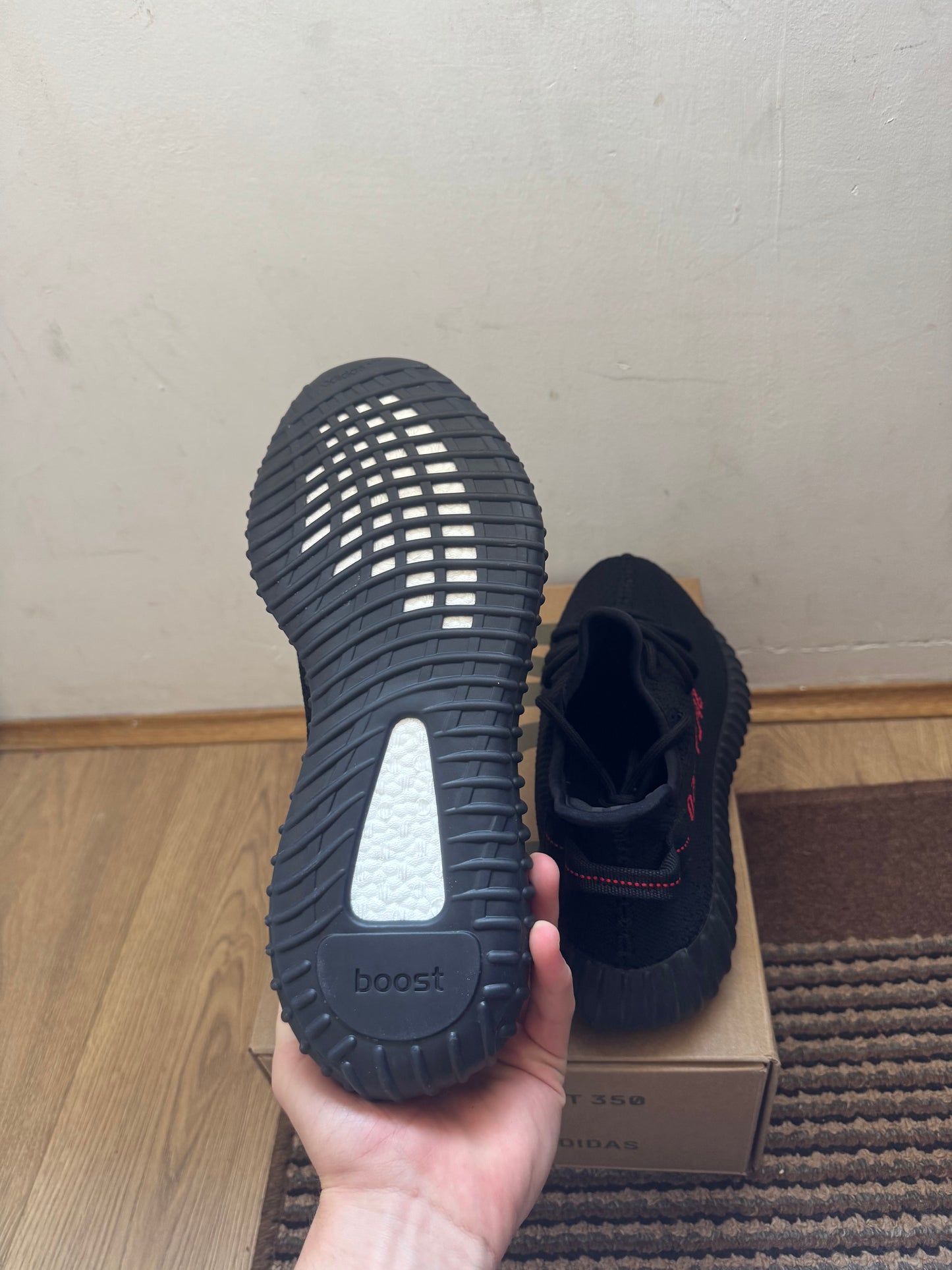 Yeezy 350 Bred Broj 44 (Odmah Dostupno)