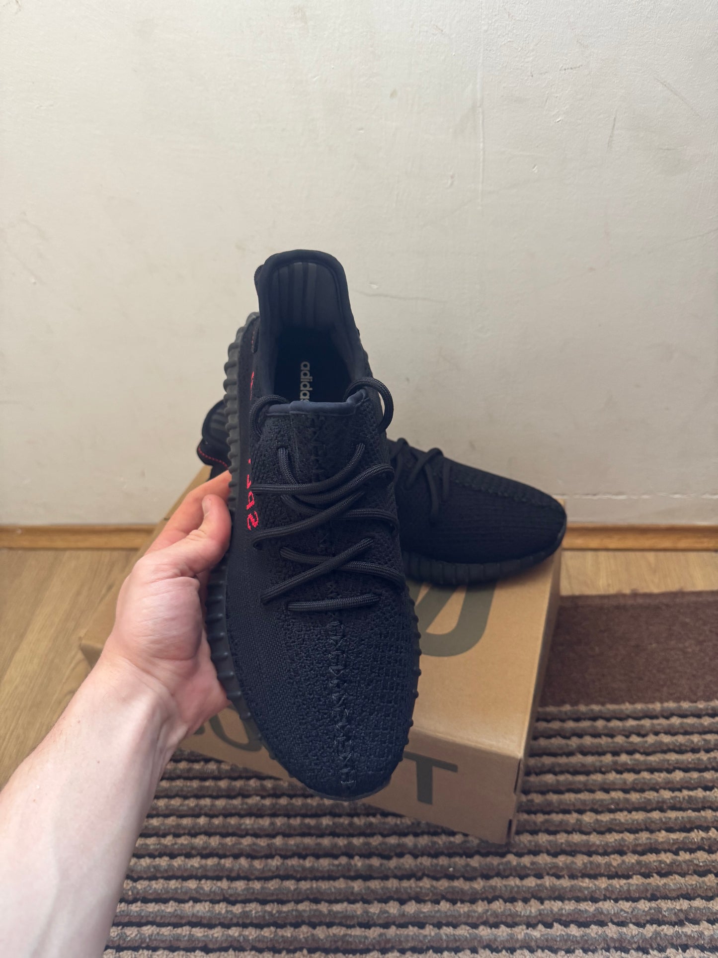 Yeezy 350 Bred Broj 44 (Odmah Dostupno)