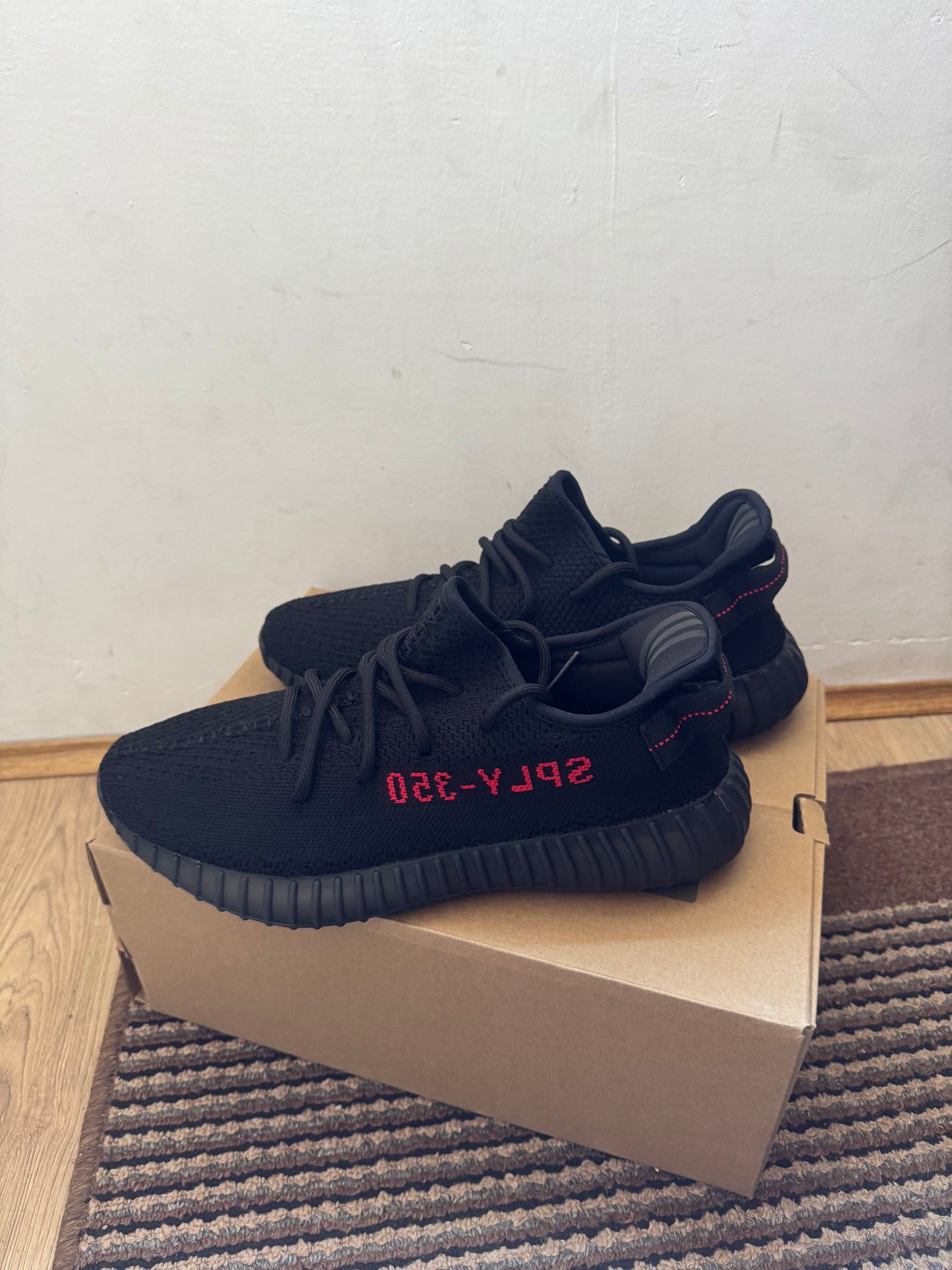 Yeezy 350 Bred Broj 44 (Odmah Dostupno)