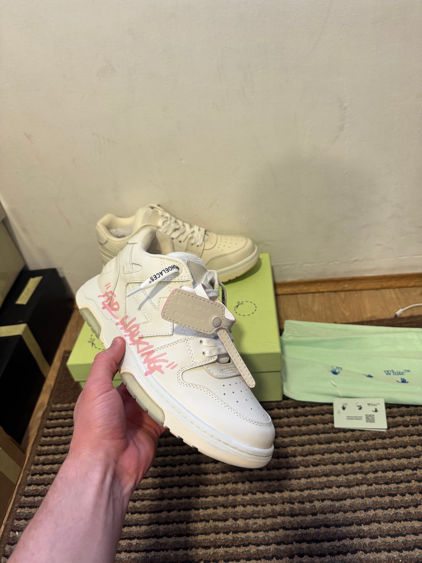 Off White Out of Office Broj 43(Odmah dostupno)