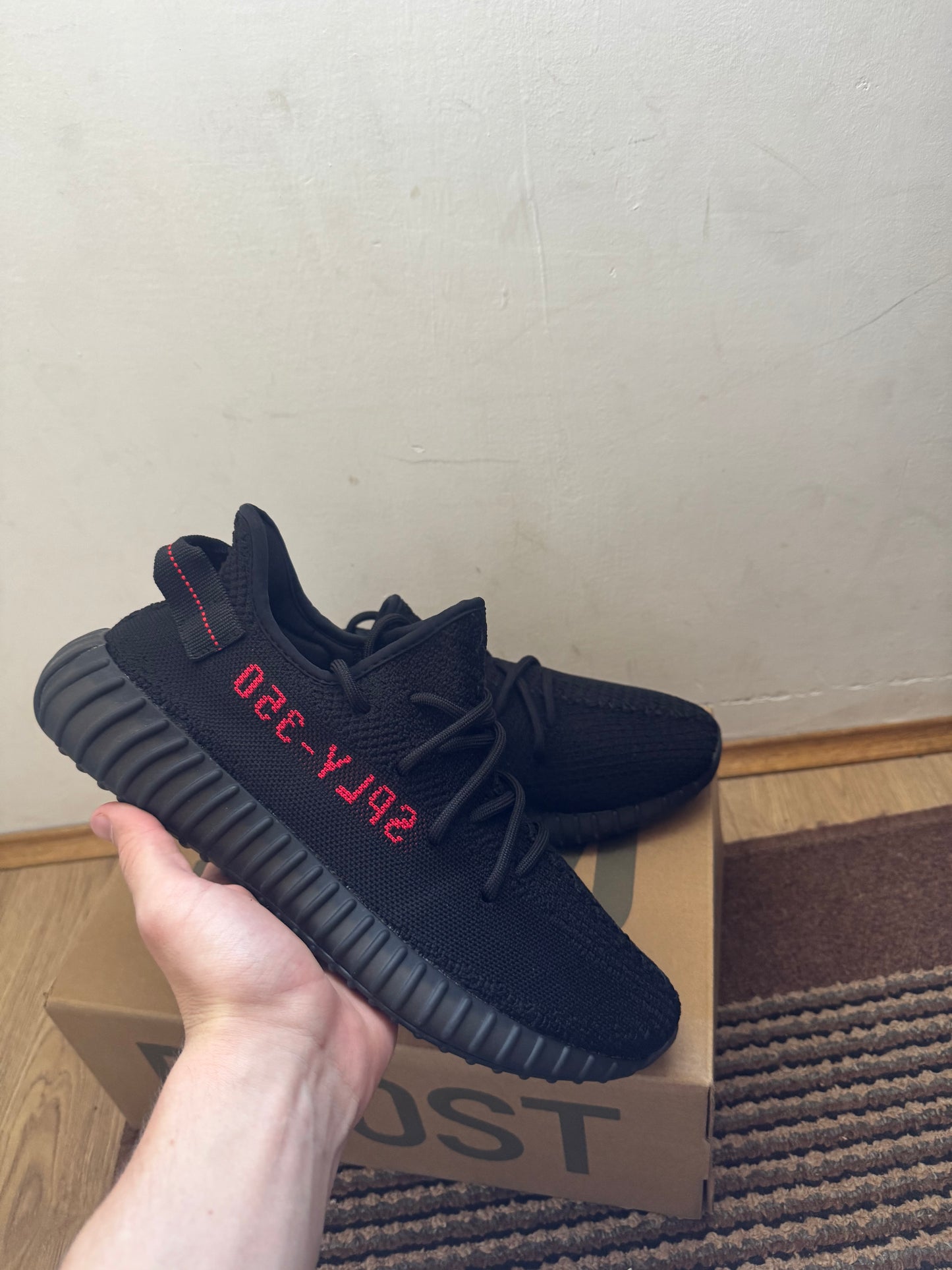 Yeezy 350 Bred Broj 44 (Odmah Dostupno)