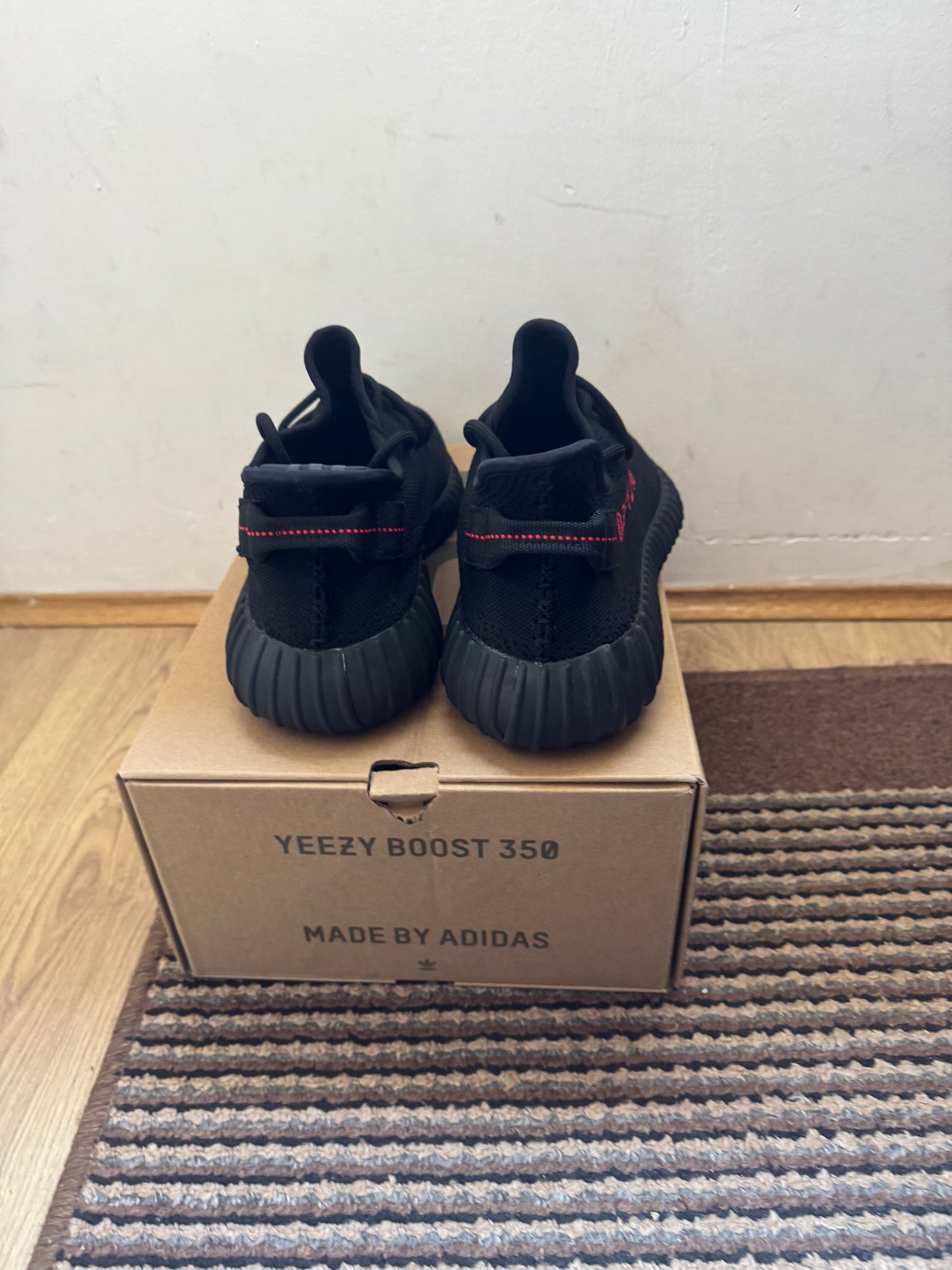 Yeezy 350 Bred Broj 44 (Odmah Dostupno)