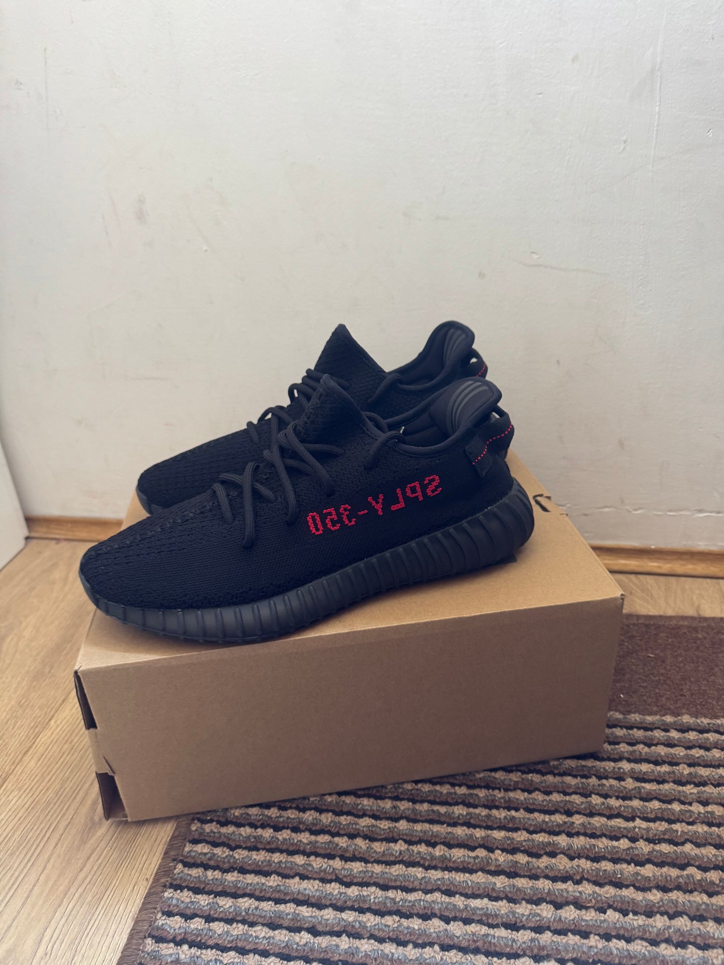 Yeezy 350 Bred Broj 44 (Odmah Dostupno)