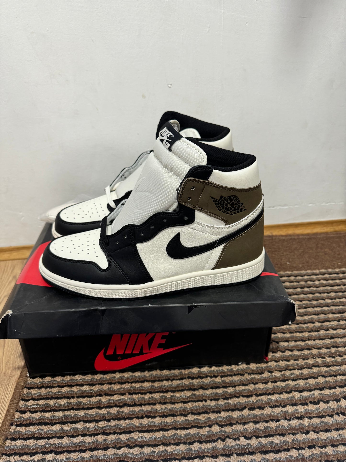 Jordan 1 Mocha Broj 43 (Odmah dostupno)