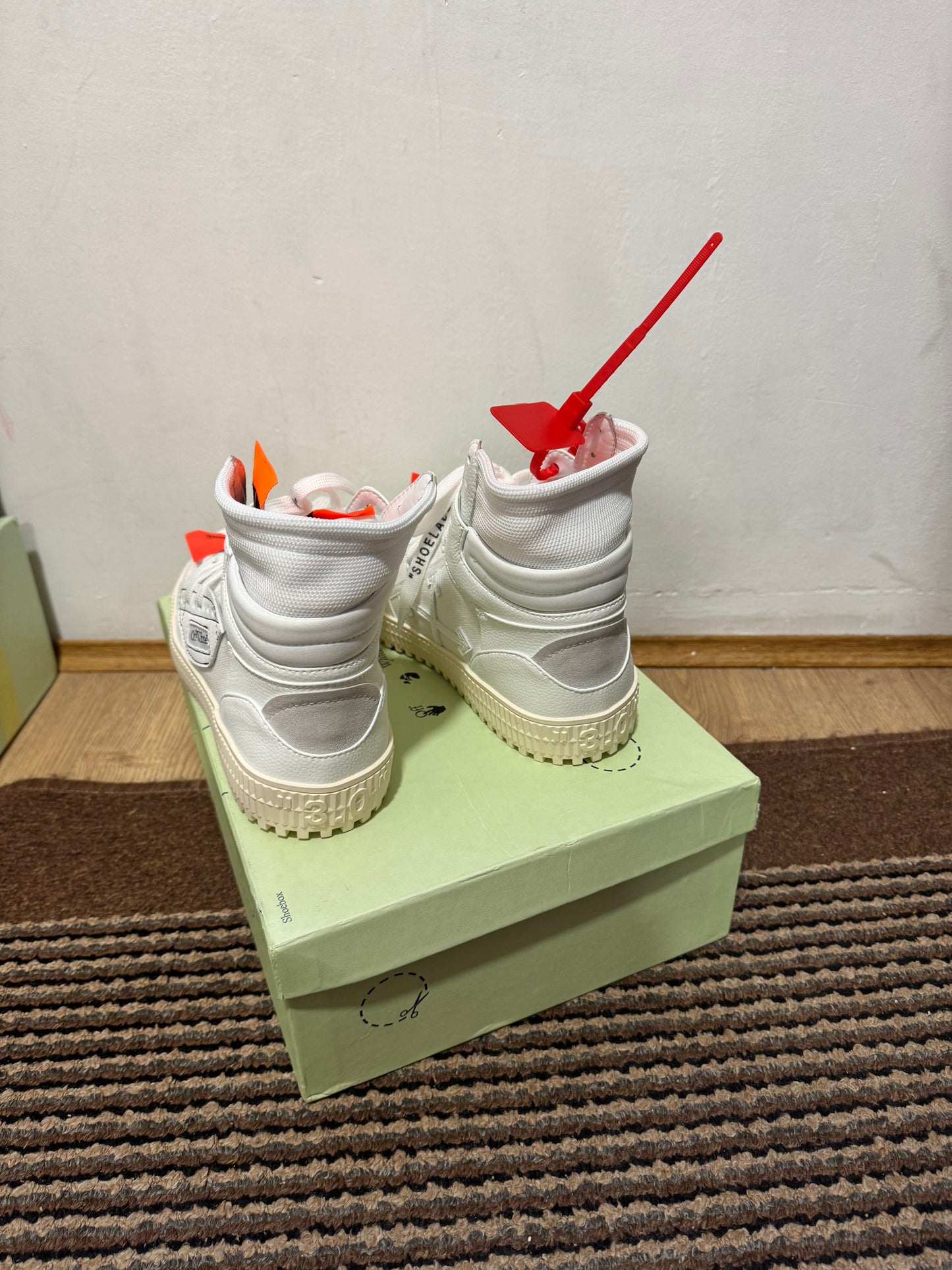 Off White Court Broj 39,41(Odmah dostupno)