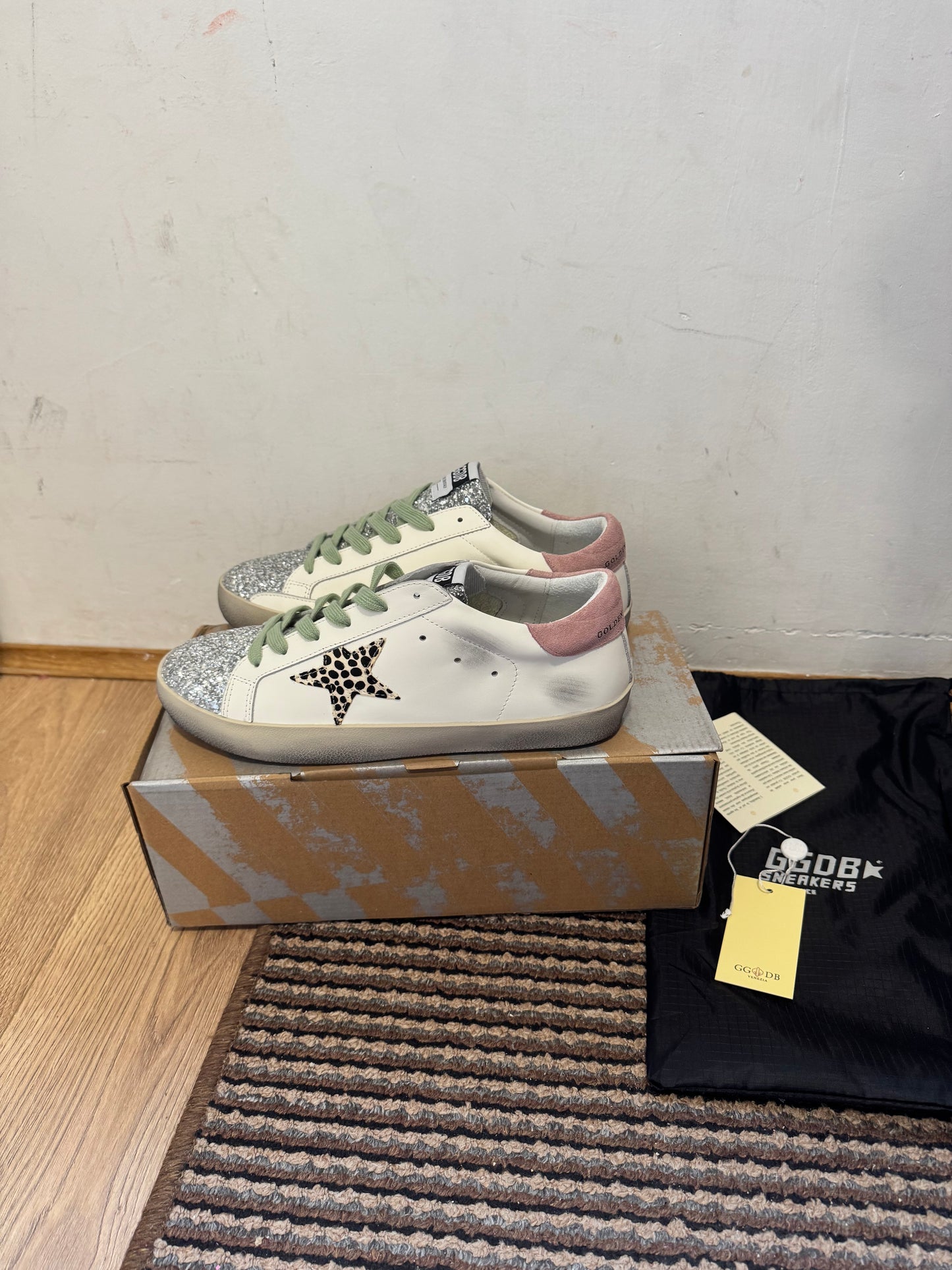 Golden Goose Broj 42 (Odmah dostupno)