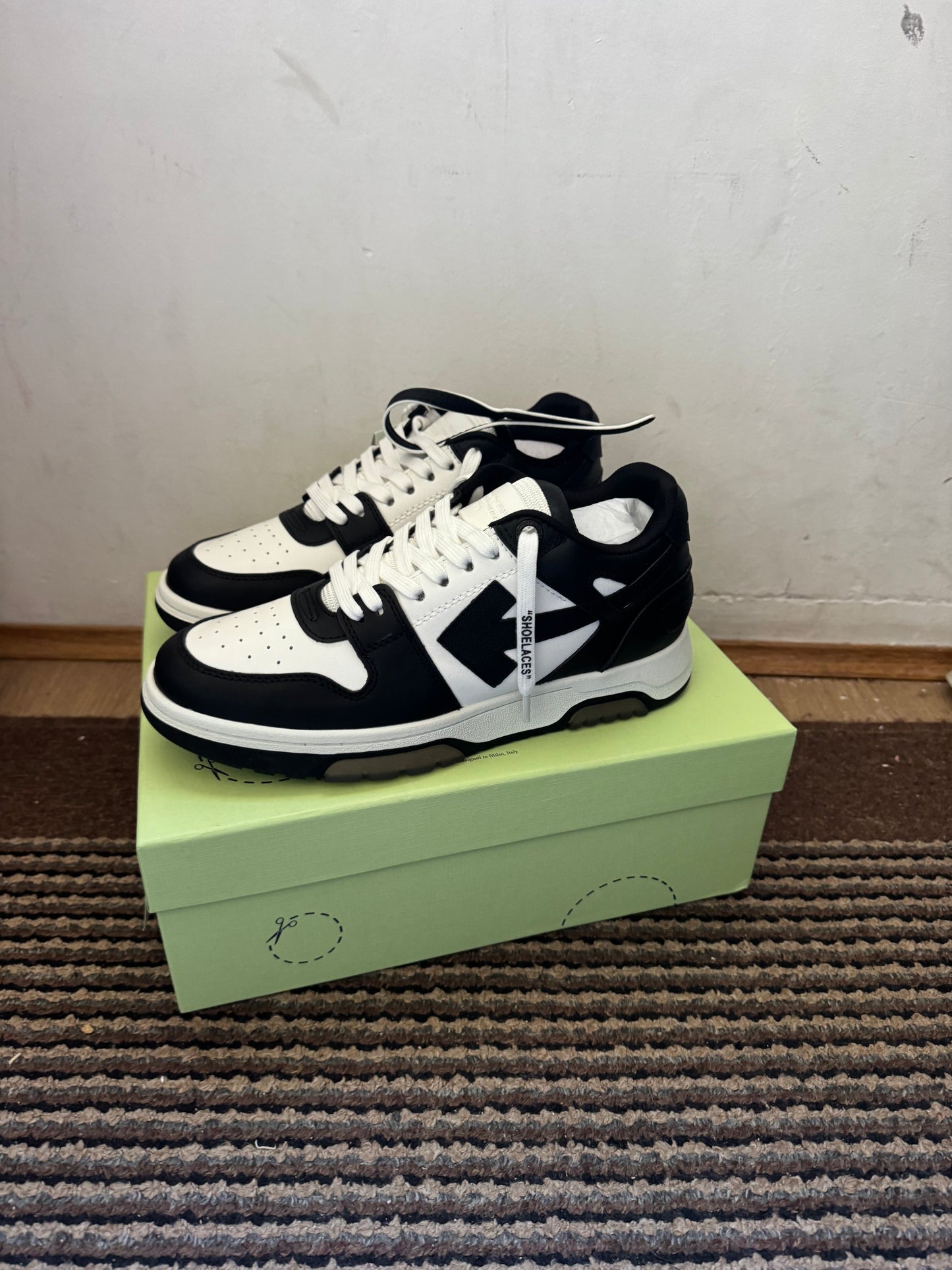 Off White Out of Office Broj 42(Odmah dostupno)