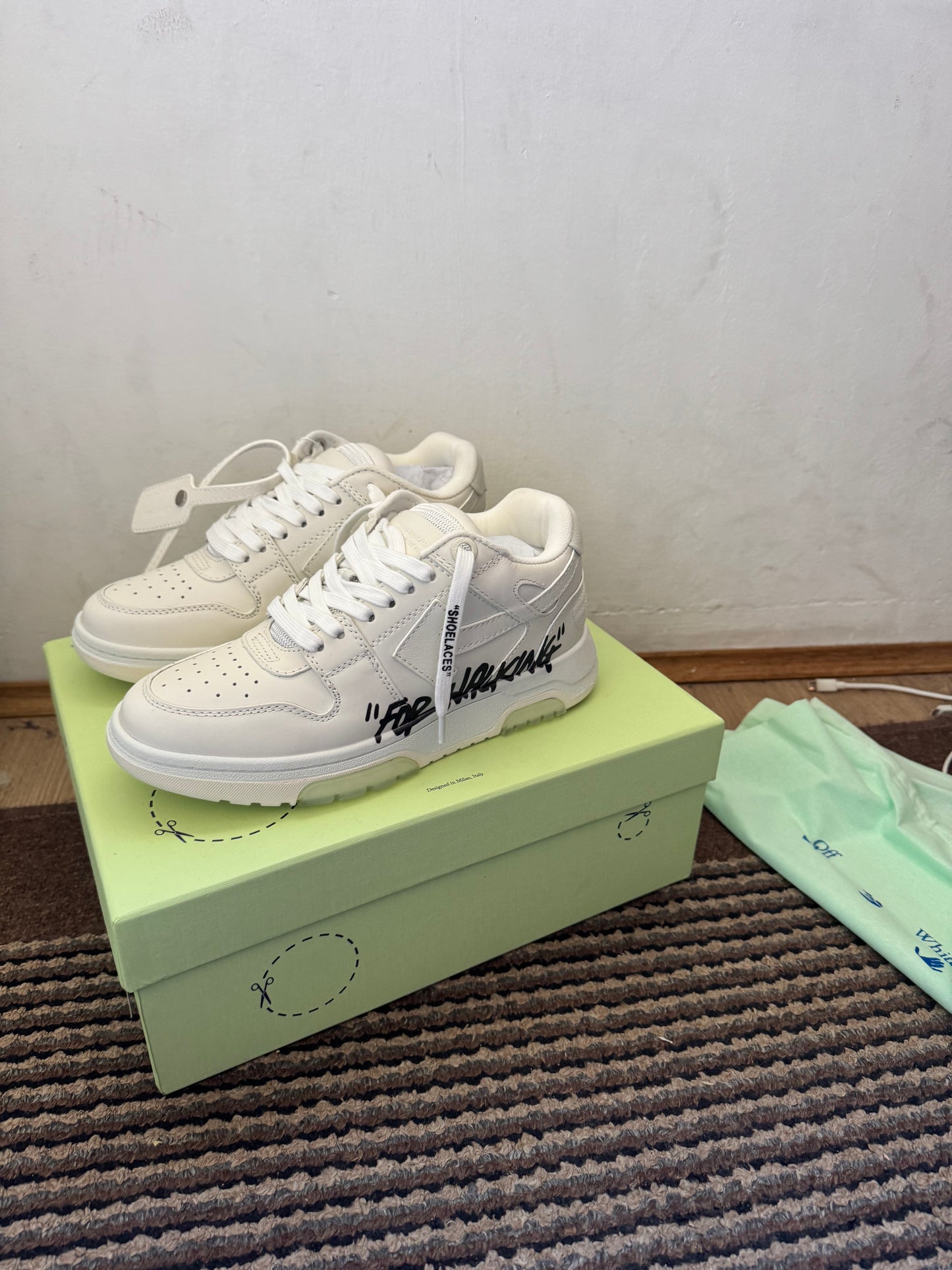 Off White Out of Office Broj 37(Odmah dostupno)