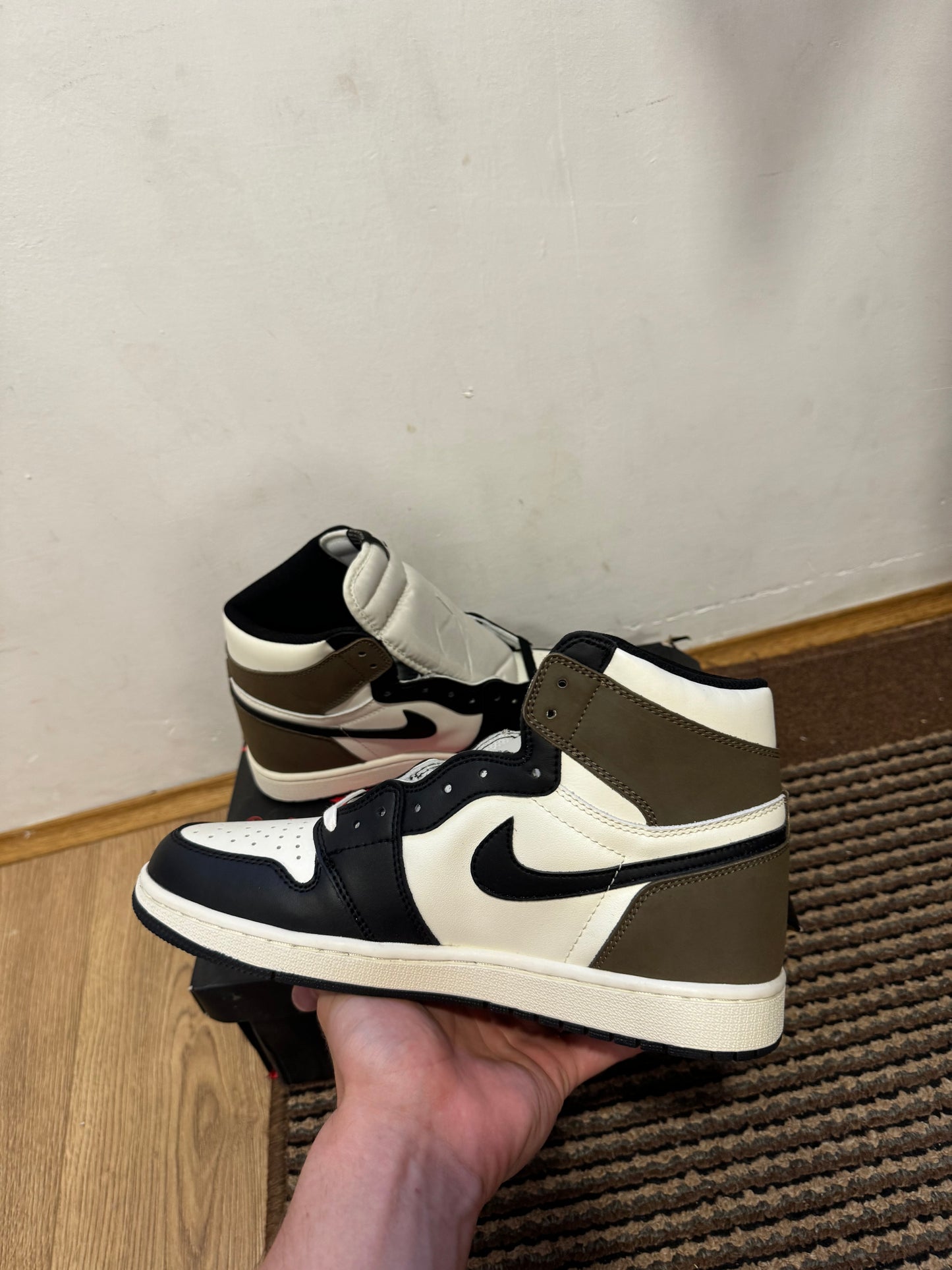 Jordan 1 Mocha Broj 43 (Odmah dostupno)