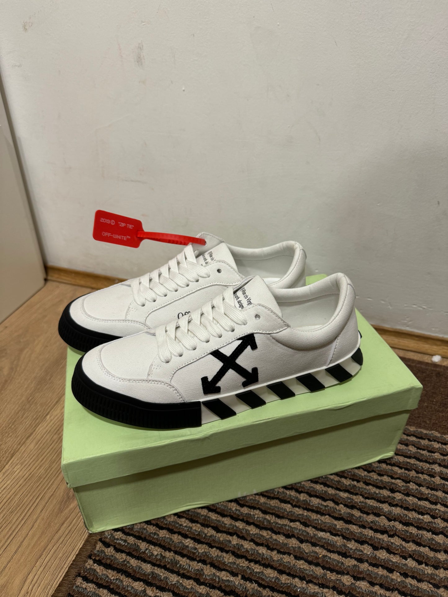 Off White Court Low Broj 38(Odmah dostupno)