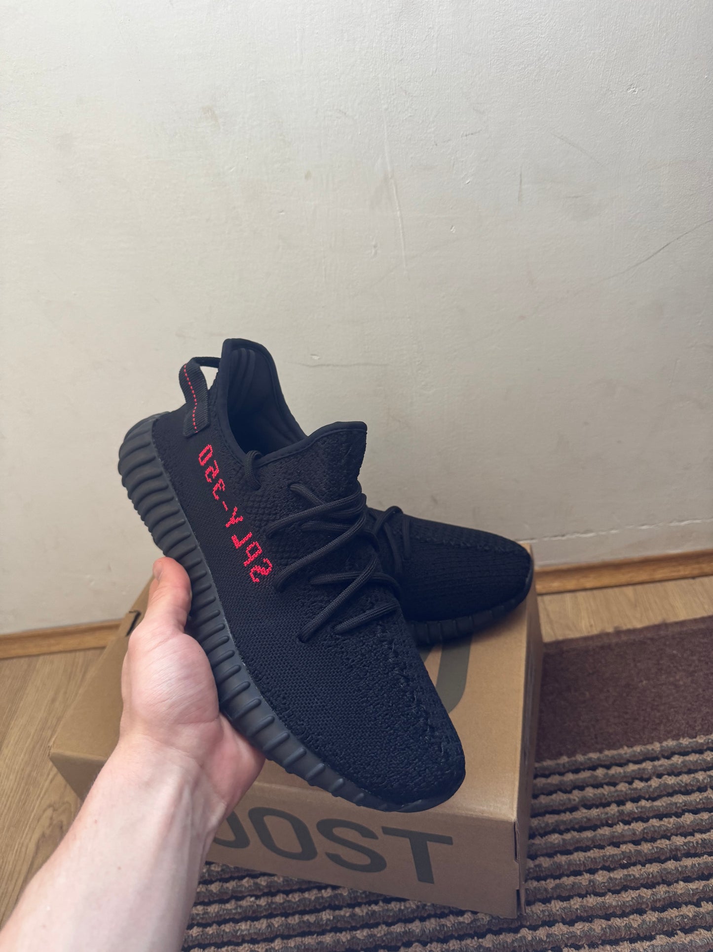 Yeezy 350 Bred Broj 44 (Odmah Dostupno)