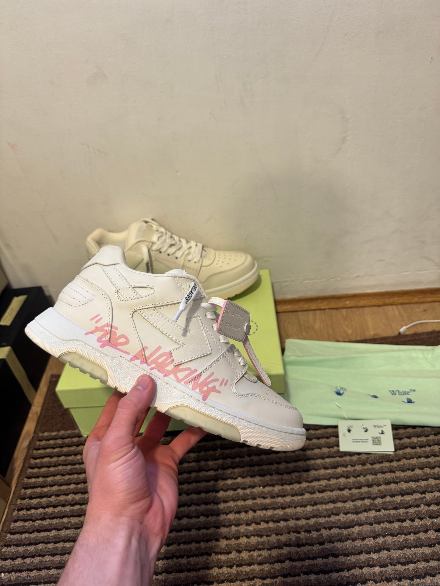 Off White Out of Office Broj 43(Odmah dostupno)