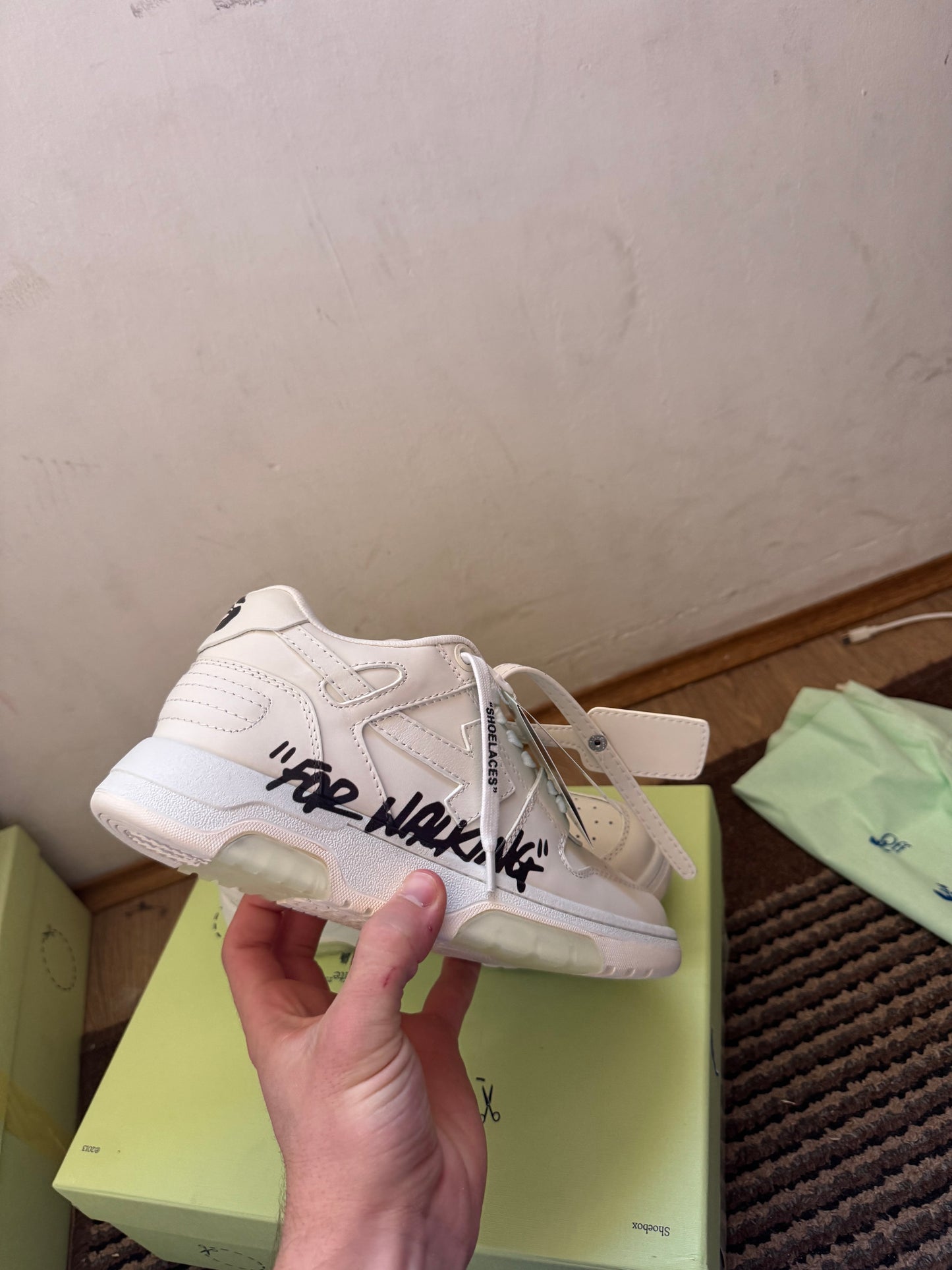 Off White Out of Office Broj 37(Odmah dostupno)