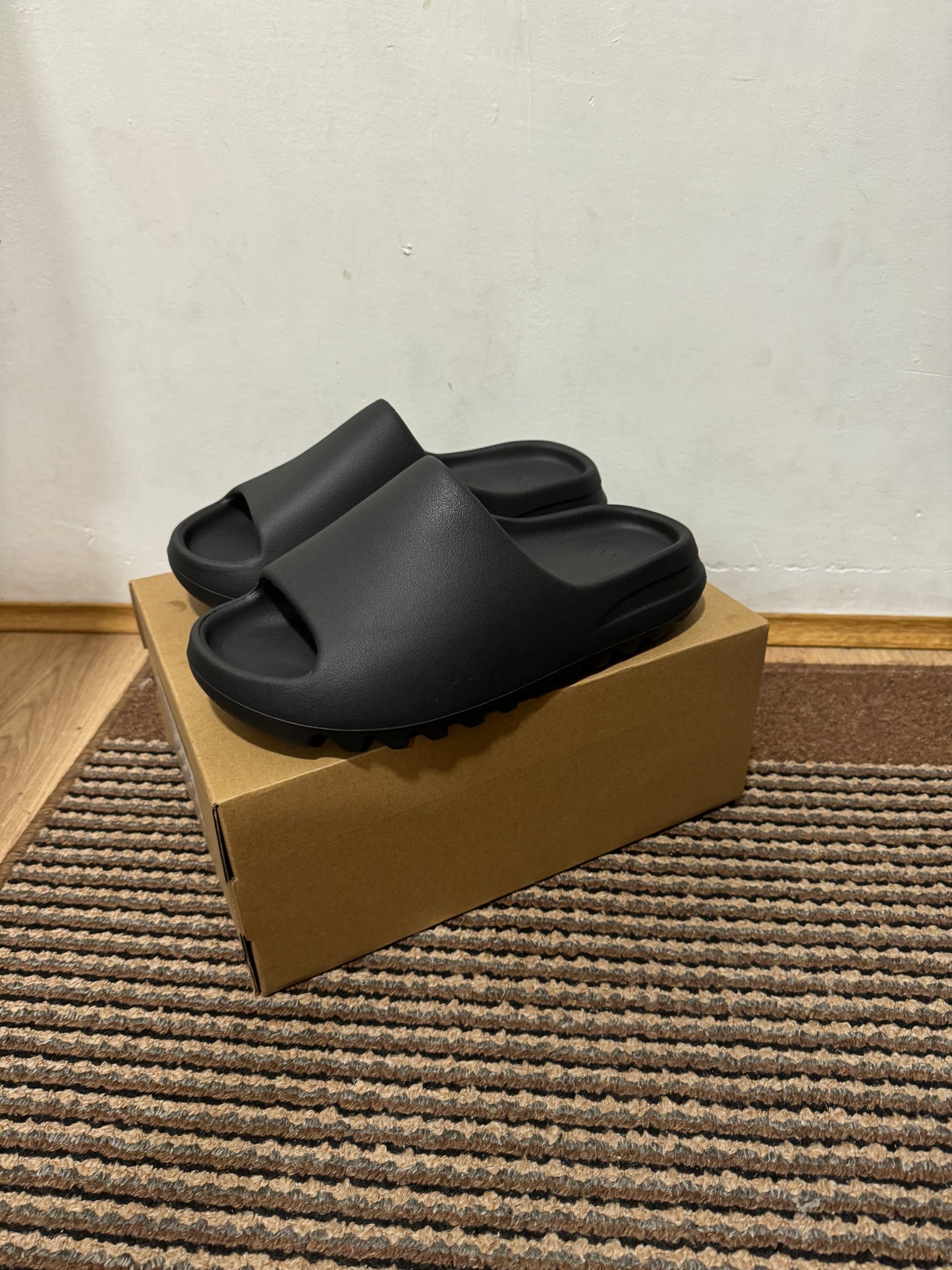 Yeezy Slide Onyx Broj 44 1/2 (Odmah dostupno)