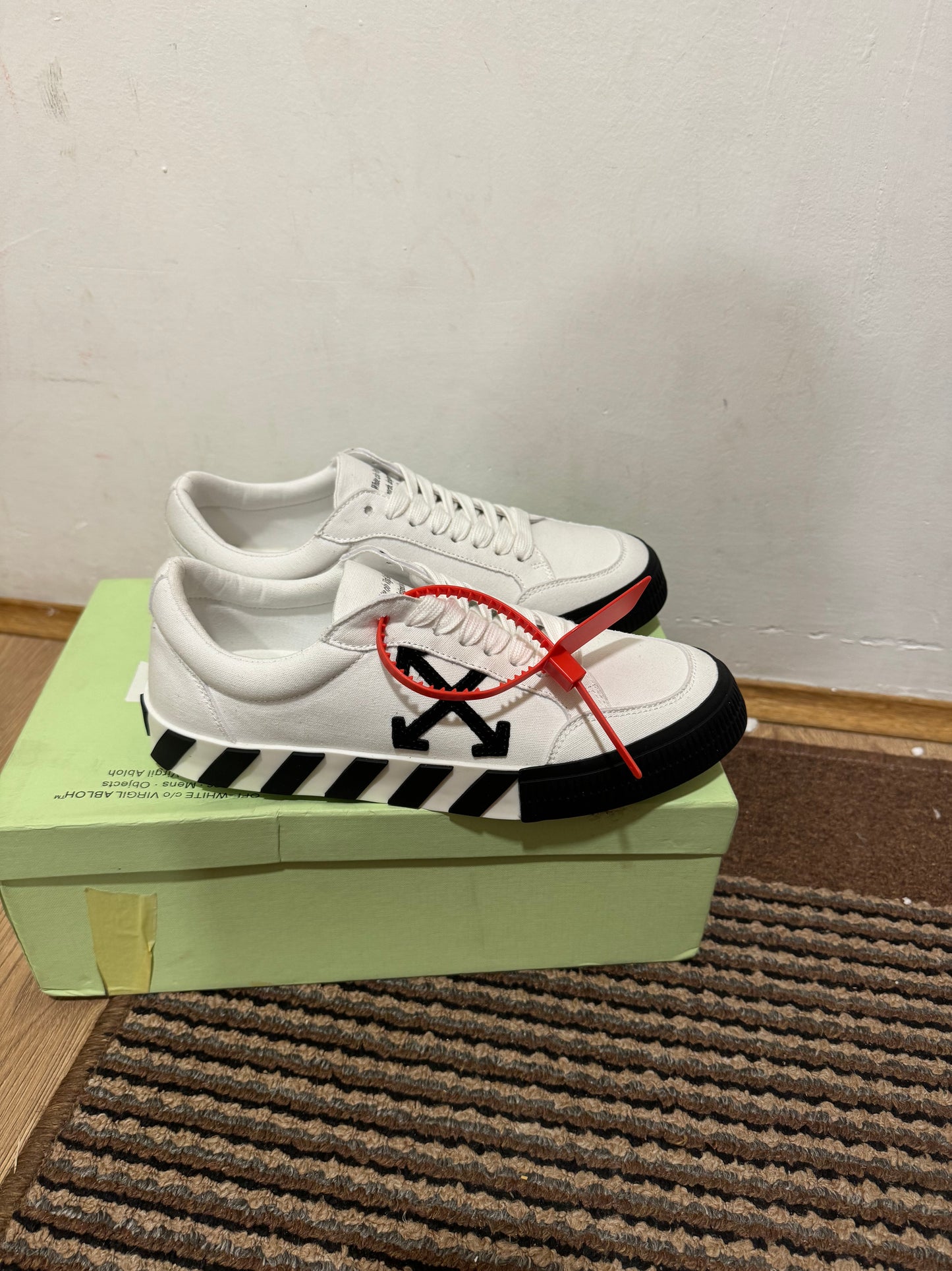 Off White Court Low Broj 38(Odmah dostupno)