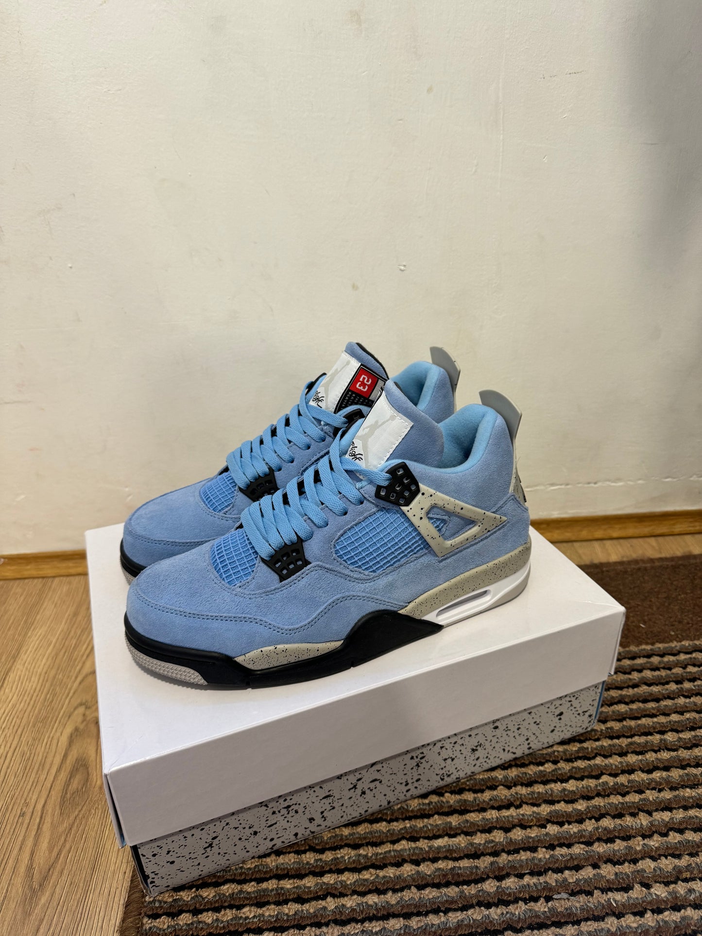 Jordan 4 University Blue Broj 44(Odmah dostupno)