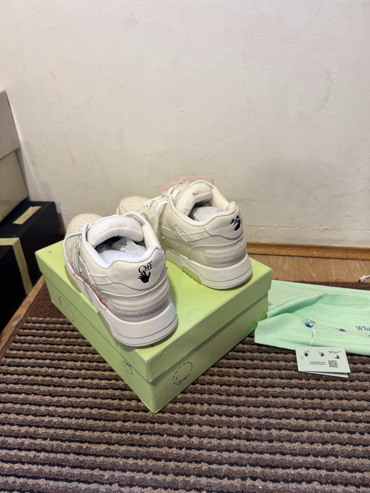 Off White Out of Office Broj 43(Odmah dostupno)