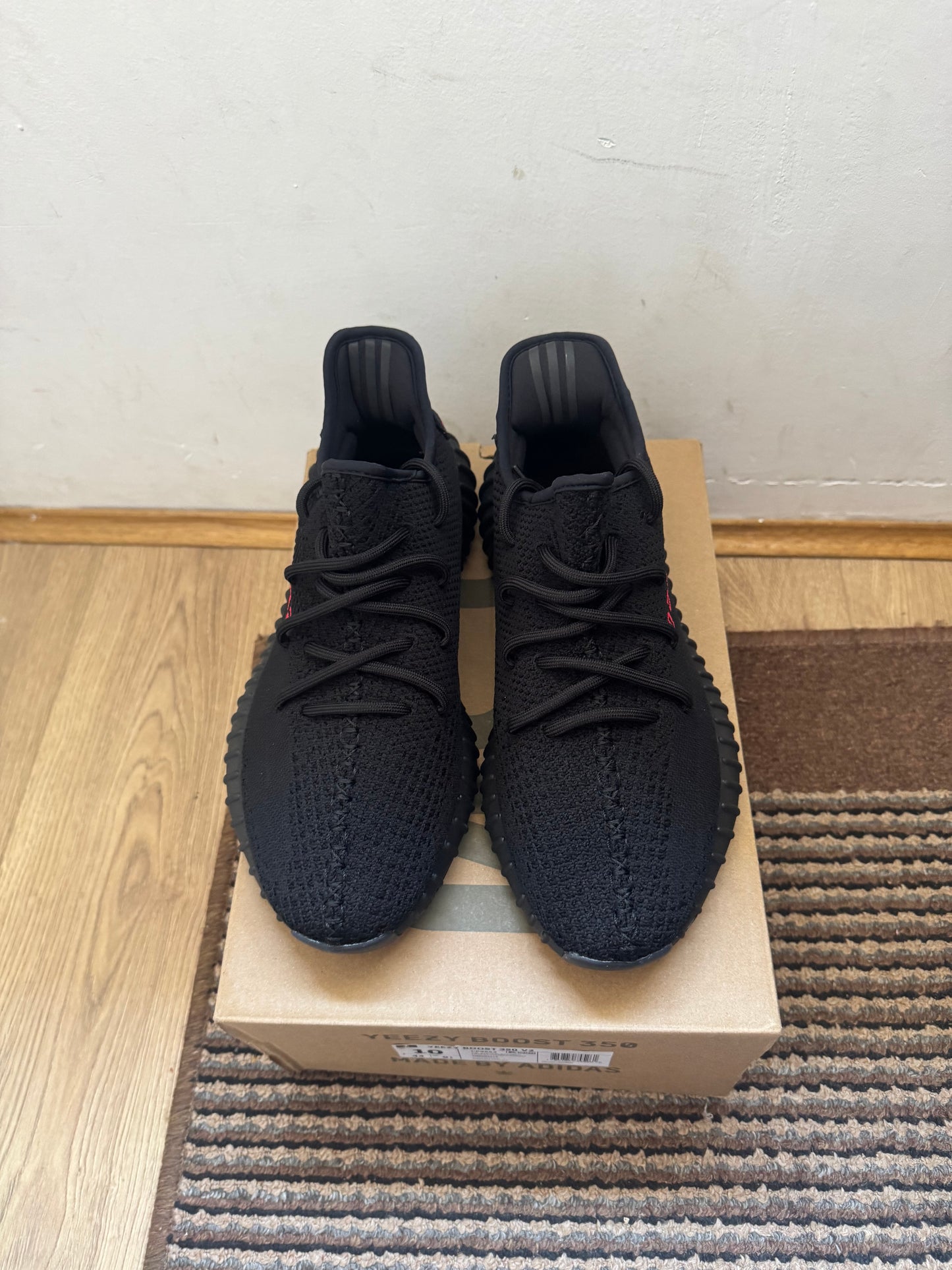 Yeezy 350 Bred Broj 44 (Odmah Dostupno)