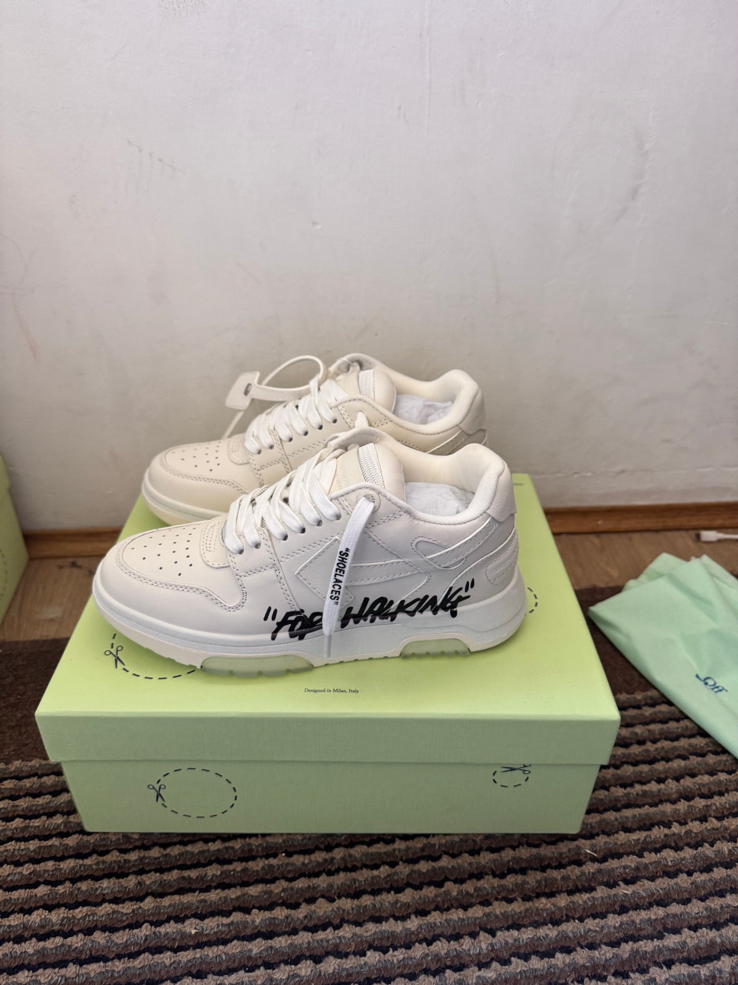 Off White Out of Office Broj 37(Odmah dostupno)