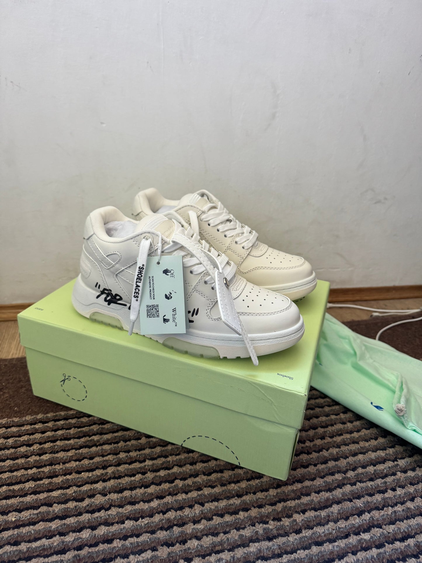 Off White Out of Office Broj 37(Odmah dostupno)
