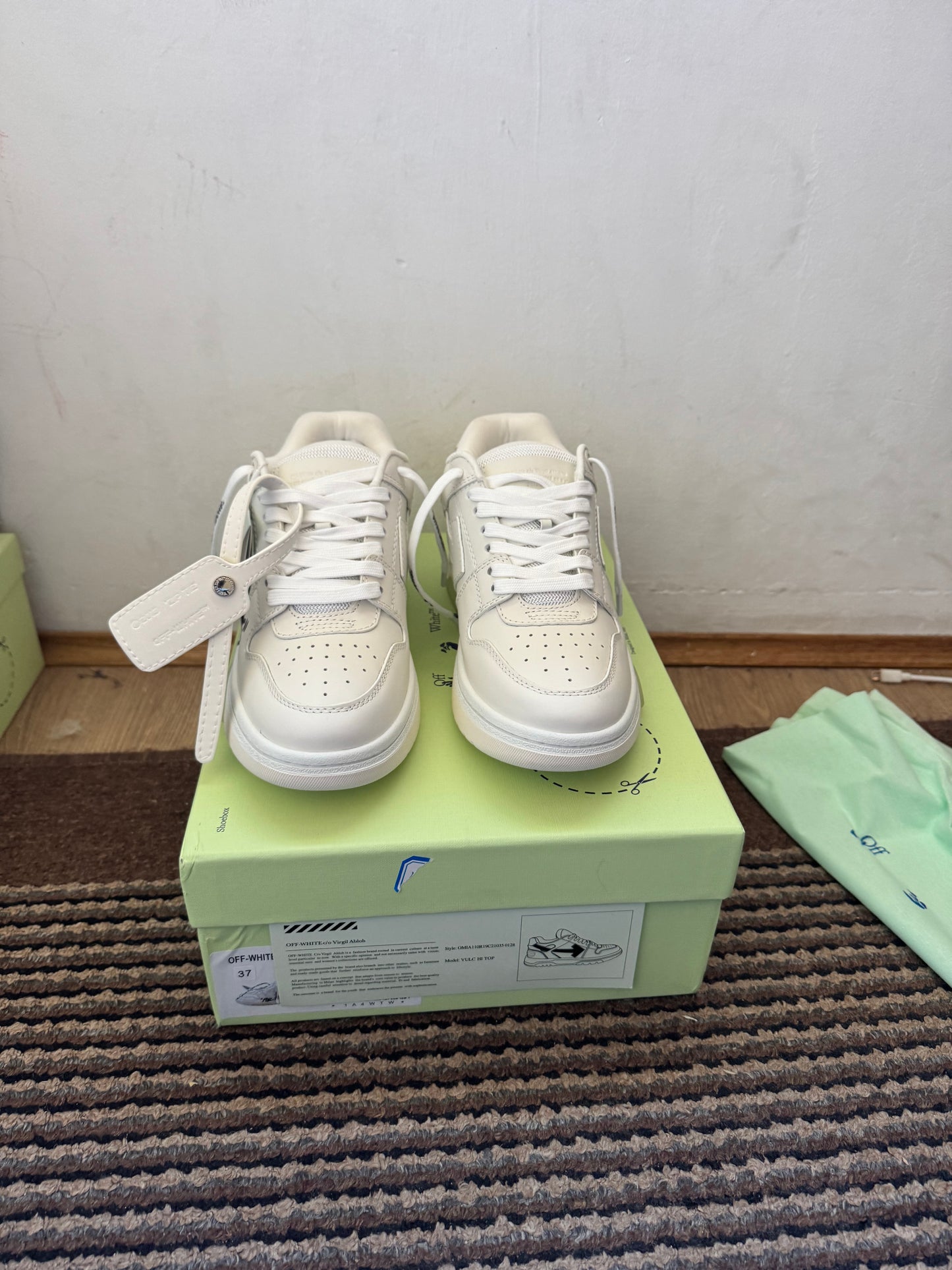 Off White Out of Office Broj 37(Odmah dostupno)