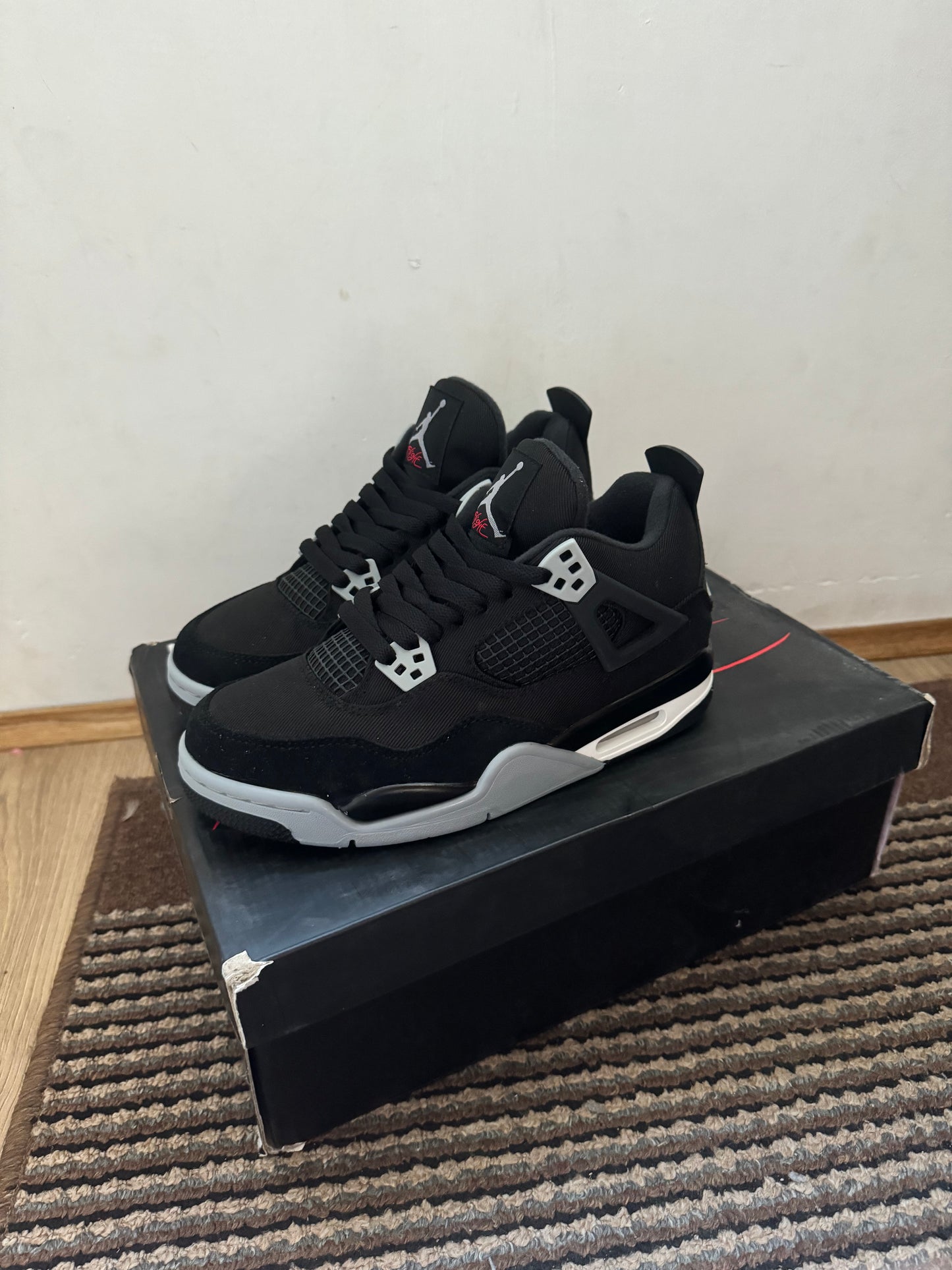 Jordan 4 Black Canvas Broj 37.5 (Odmah dostupno)