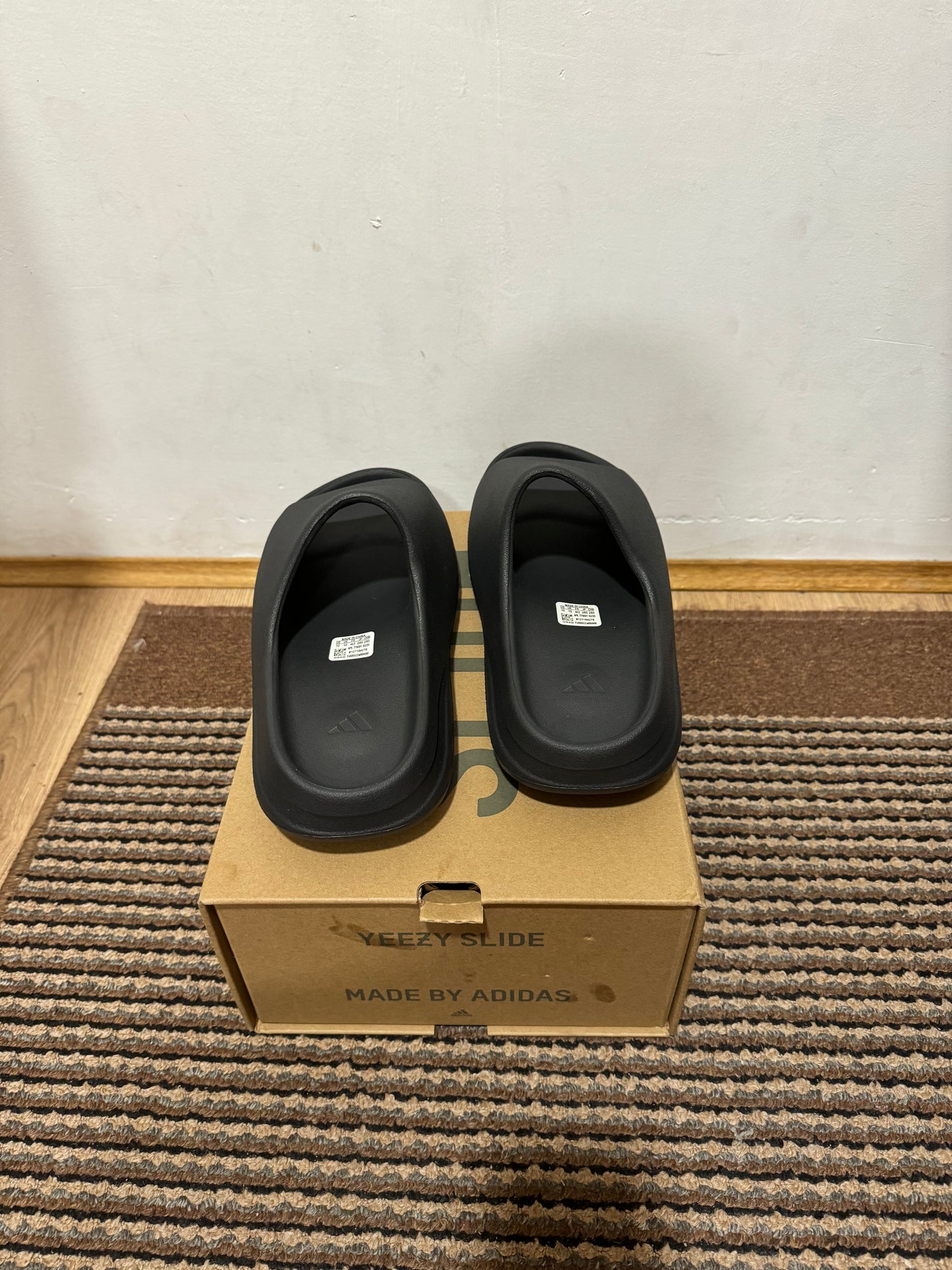 Yeezy Slide Onyx Broj 44 1/2 (Odmah dostupno)